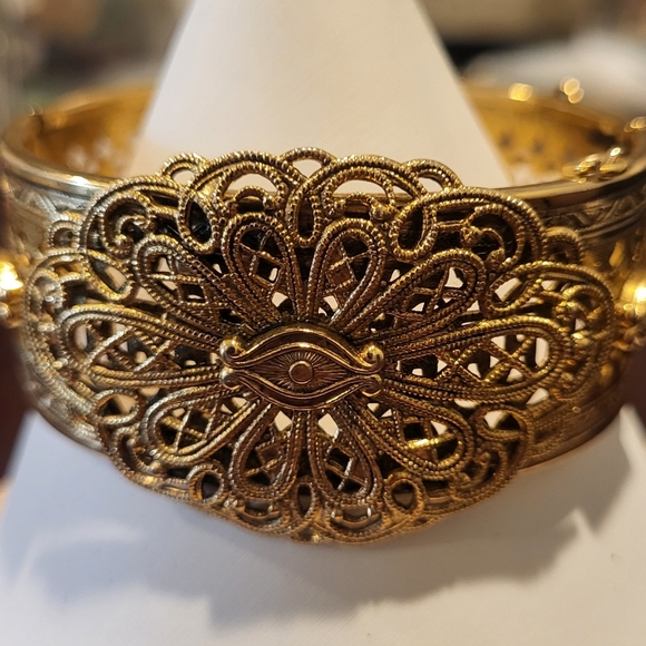 Vintage Freirich Victorian Revival Gold Tone Filigree Hinged Bangle Bracelet - Picture 2 of 7